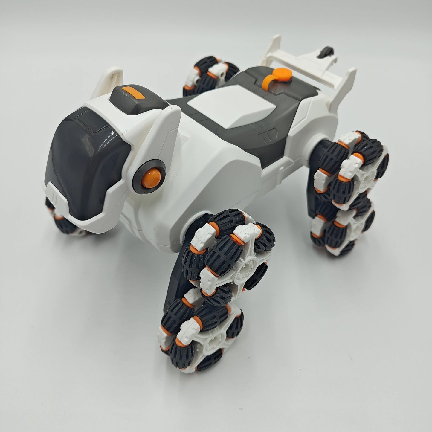 This electric remote-controlled smart robot dog kit includes a spray function, remote control, and accessories, perfect for children's exploration and entertainment.